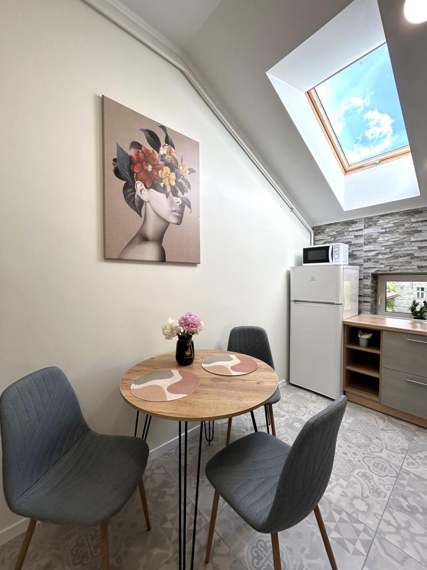 Modern Apartment, 5Mins To Rynok Square リヴィウ エクステリア 写真