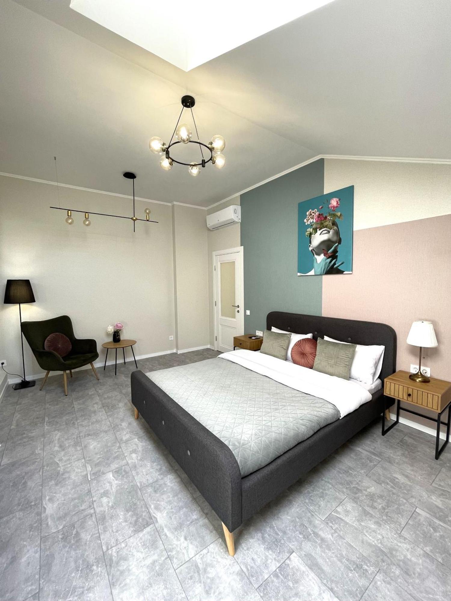 Modern Apartment, 5Mins To Rynok Square リヴィウ エクステリア 写真