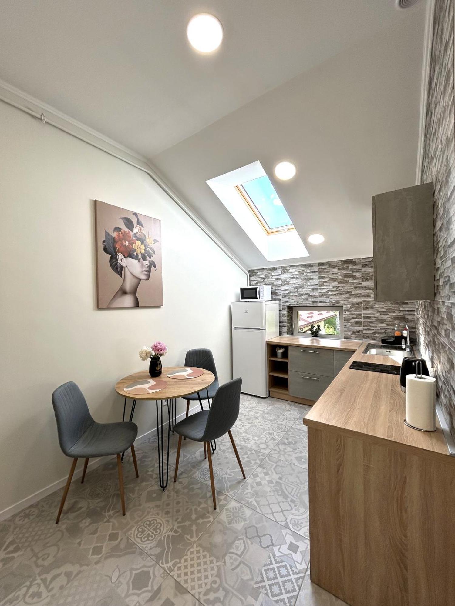 Modern Apartment, 5Mins To Rynok Square リヴィウ エクステリア 写真