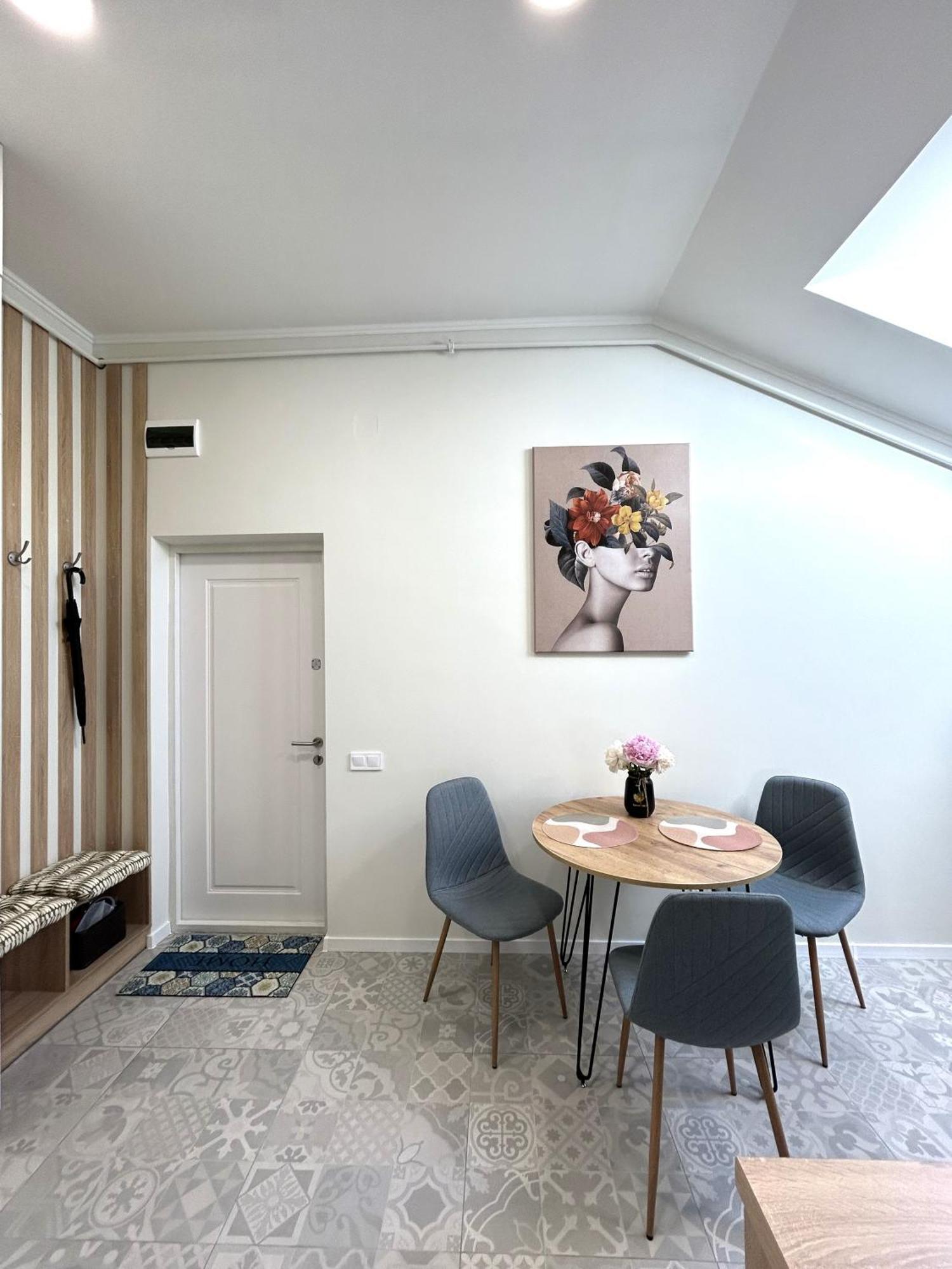 Modern Apartment, 5Mins To Rynok Square リヴィウ エクステリア 写真