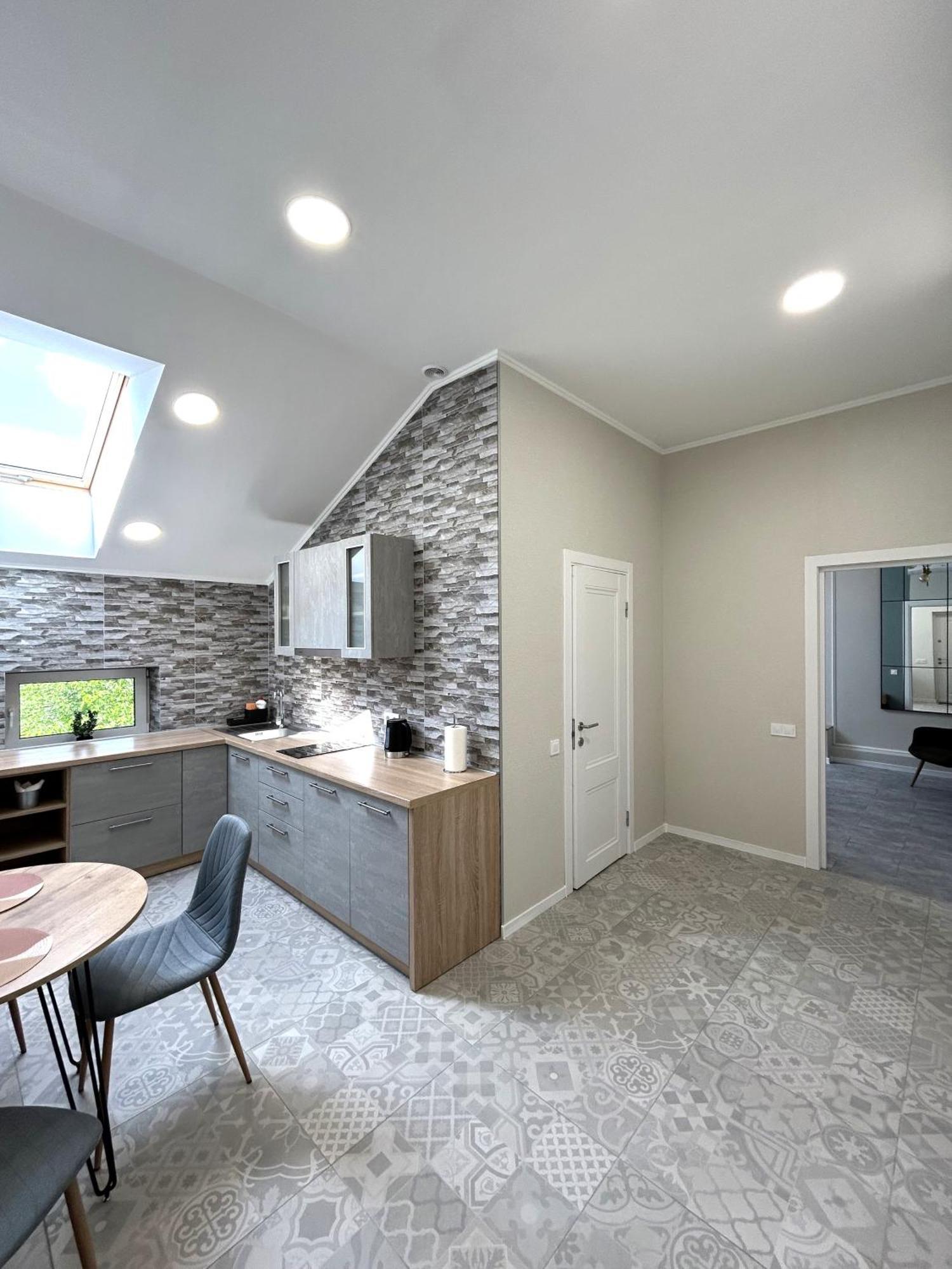 Modern Apartment, 5Mins To Rynok Square リヴィウ エクステリア 写真
