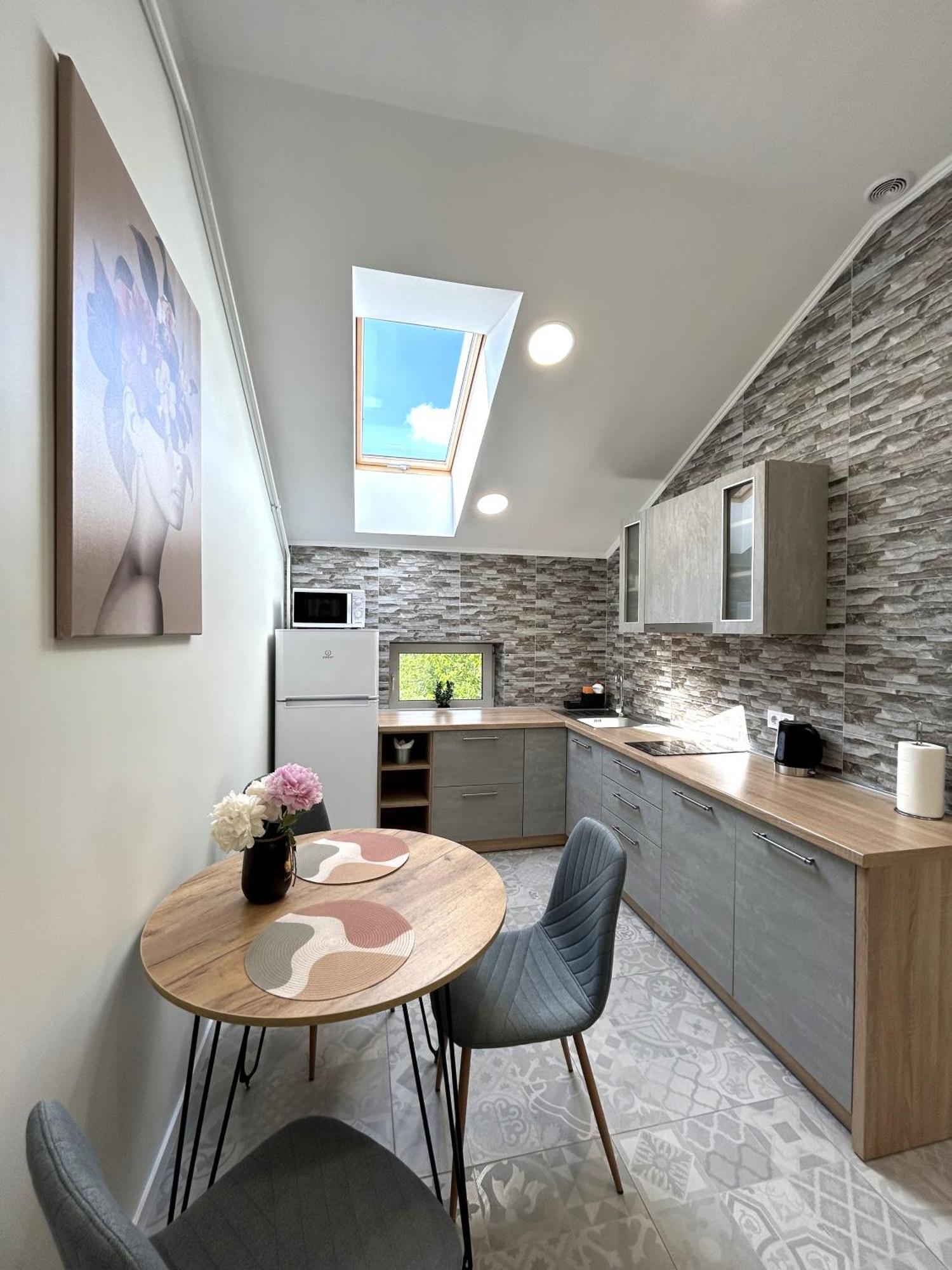 Modern Apartment, 5Mins To Rynok Square リヴィウ エクステリア 写真