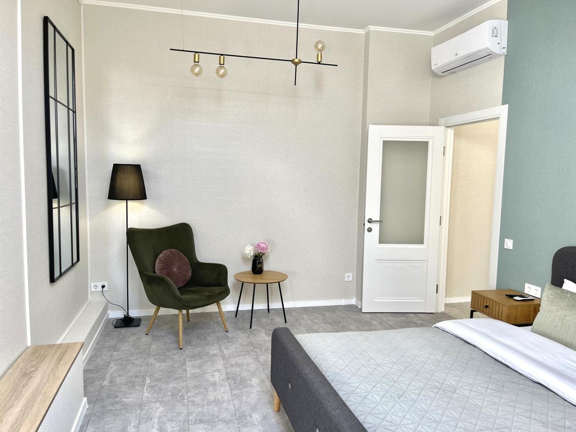 Modern Apartment, 5Mins To Rynok Square リヴィウ エクステリア 写真