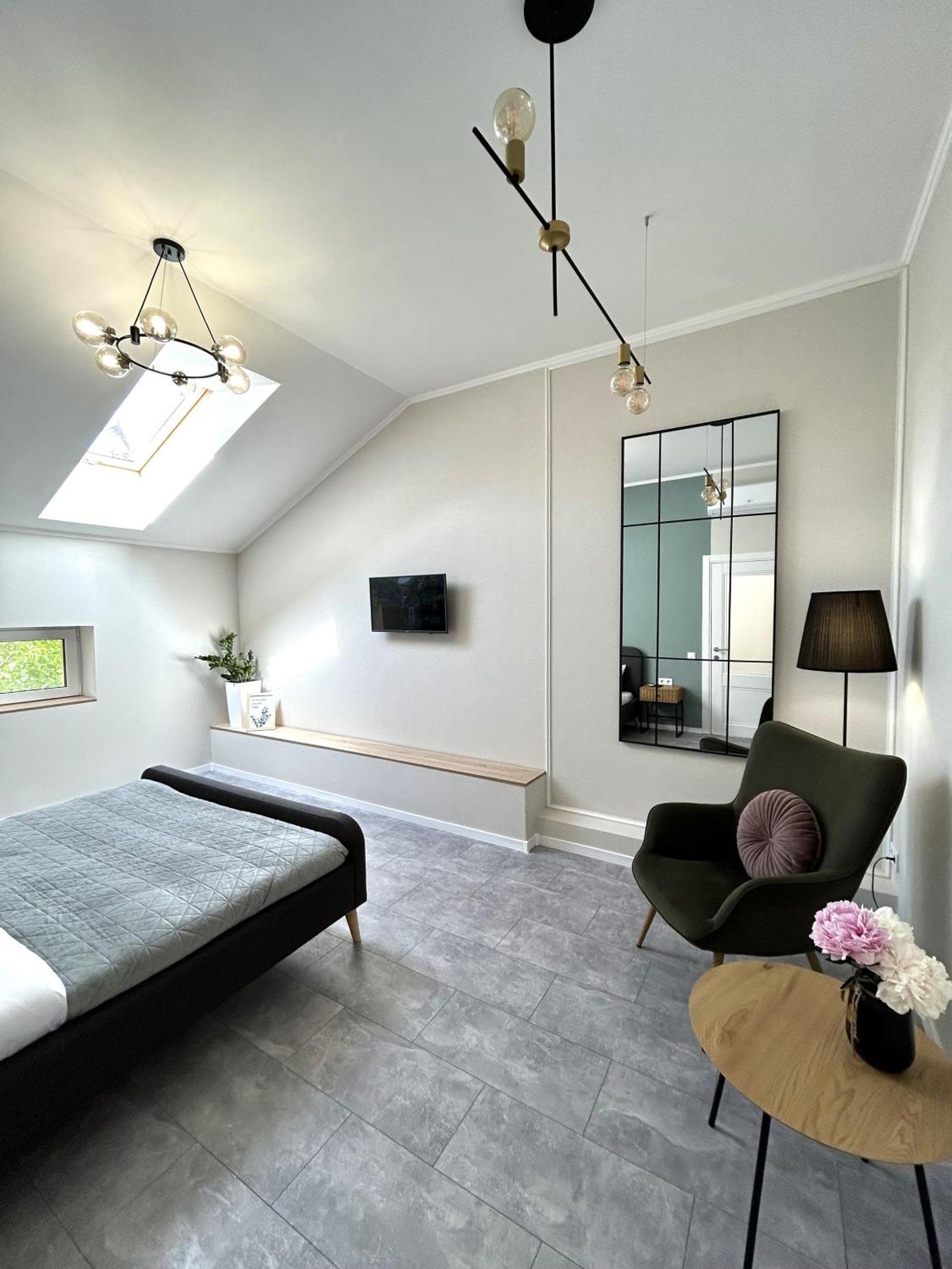 Modern Apartment, 5Mins To Rynok Square リヴィウ エクステリア 写真