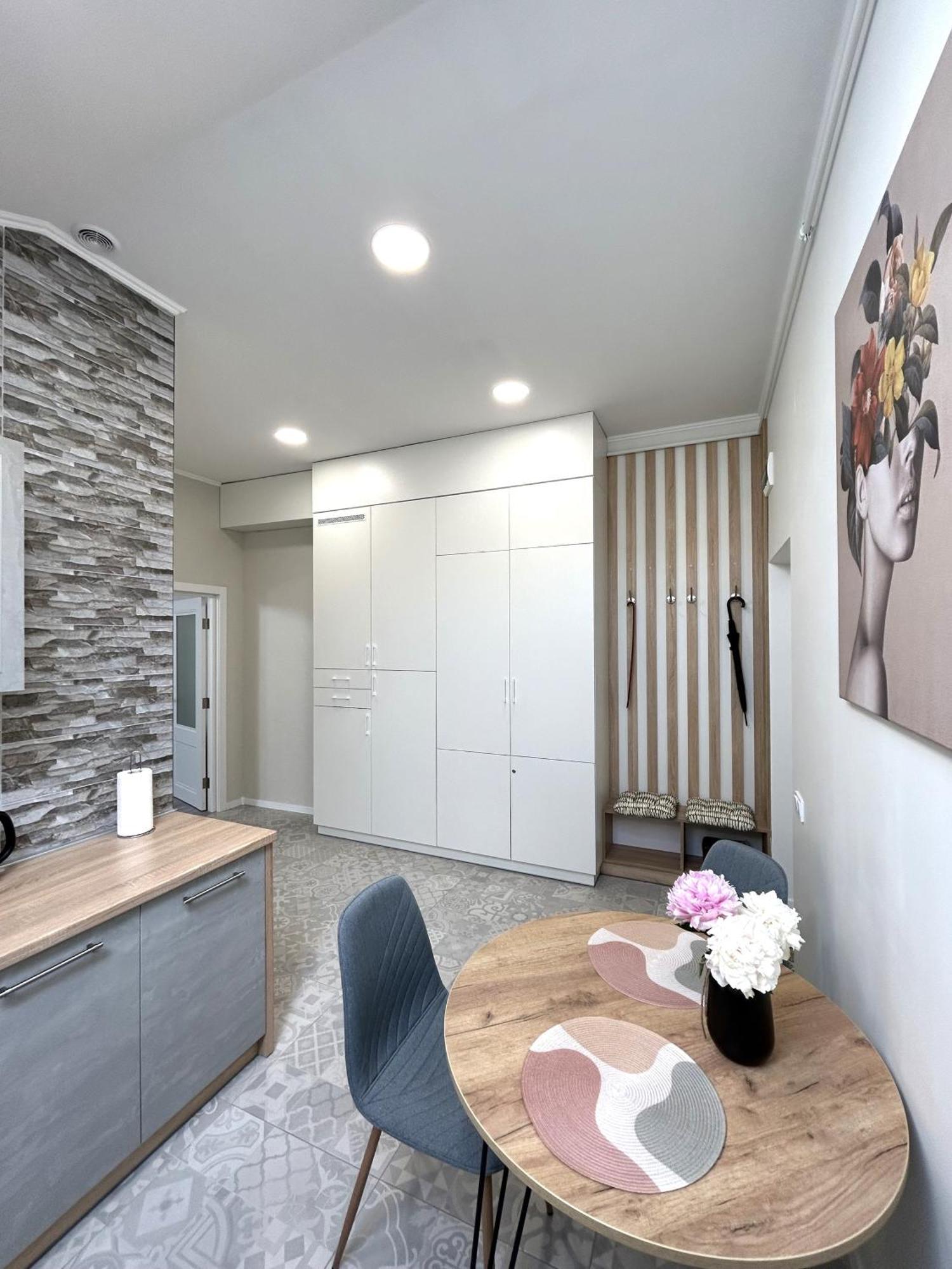 Modern Apartment, 5Mins To Rynok Square リヴィウ エクステリア 写真